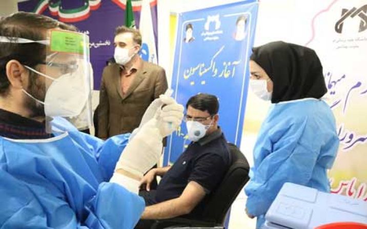 اجرای طرح واکسیناسیون سیار کرونا در قم اجرای طرح واکسیناسیون سیار کرونا در قم